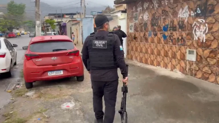 Policial é baleado durante operação contra roubo de veículos no RJ