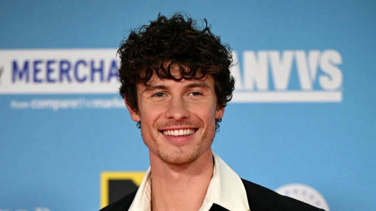 Shawn Mendes é flagrado por fã em igreja em São Paulo; veja