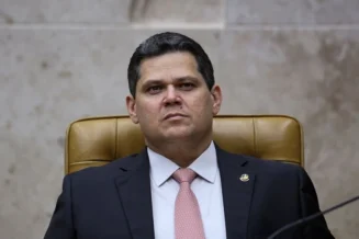 Alcolumbre sinaliza não ter compromisso com votação da PEC 6x1 no plenário
