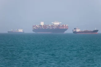 Petroleiro relata duas explosões na costa de Omã, diz centro britânico