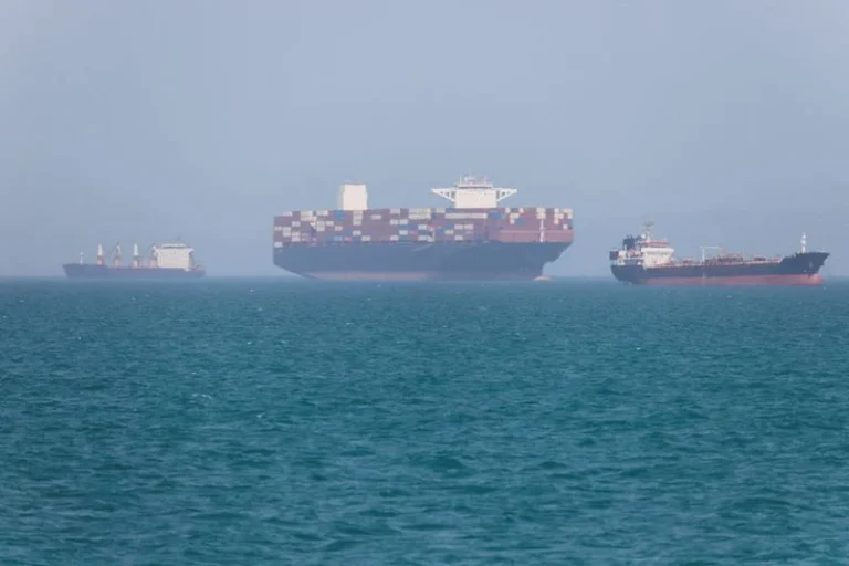 Petroleiro relata duas explosões na costa de Omã, diz centro britânico
