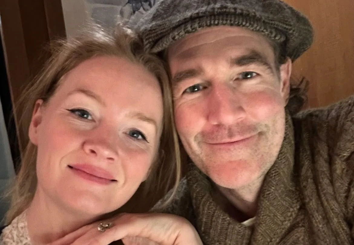 Viúva de James Van Der Beek lamenta 1º aniversário de casamento sem o ator