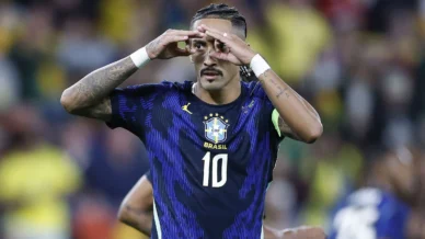 Raphinha sente desconforto na coxa e é substituído em amistoso da Seleção