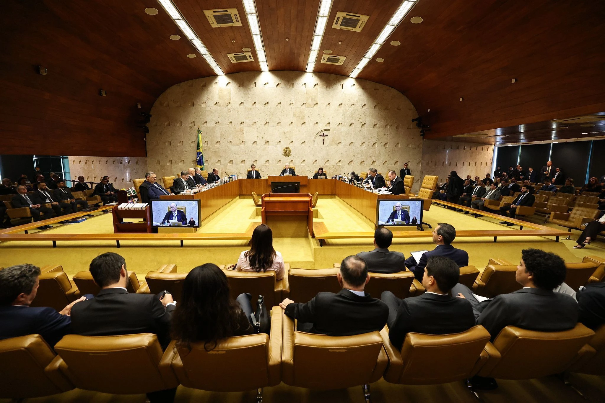 Sessão do STF é marcada por troca de acusações e expõe racha de ministros