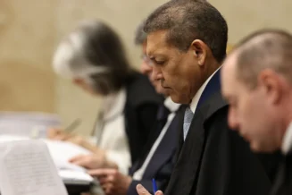 Após se declarar impedido, Nunes Marques pede para se retirar do plenário