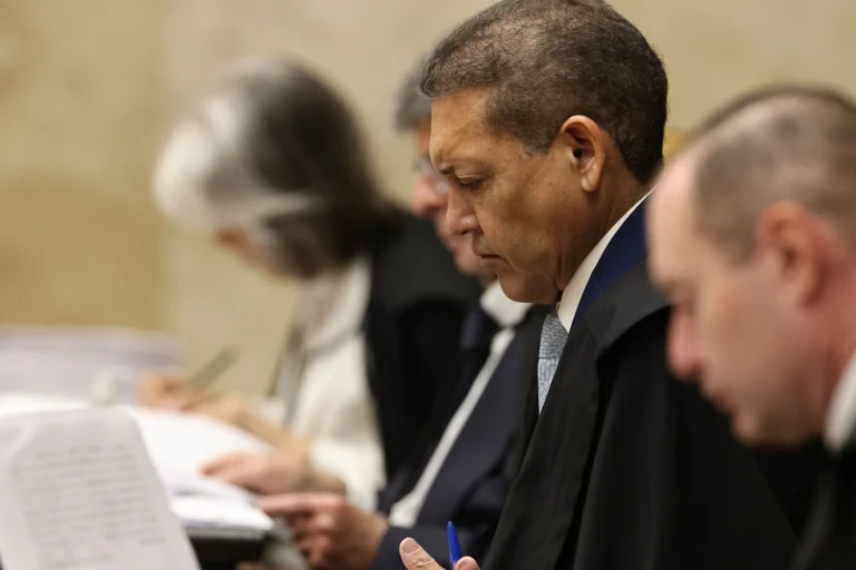 Após se declarar impedido, Nunes Marques pede para se retirar do plenário