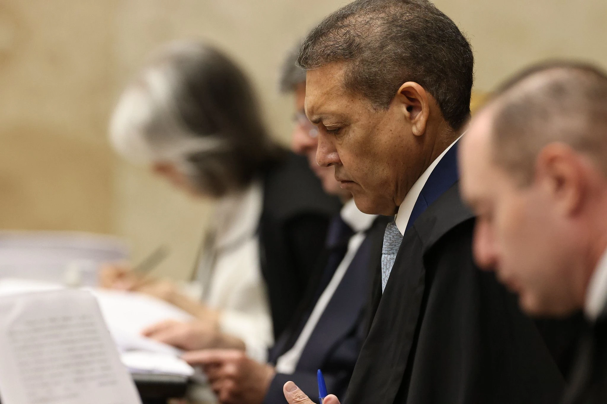 Após se declarar impedido, Nunes Marques pede para se retirar do plenário