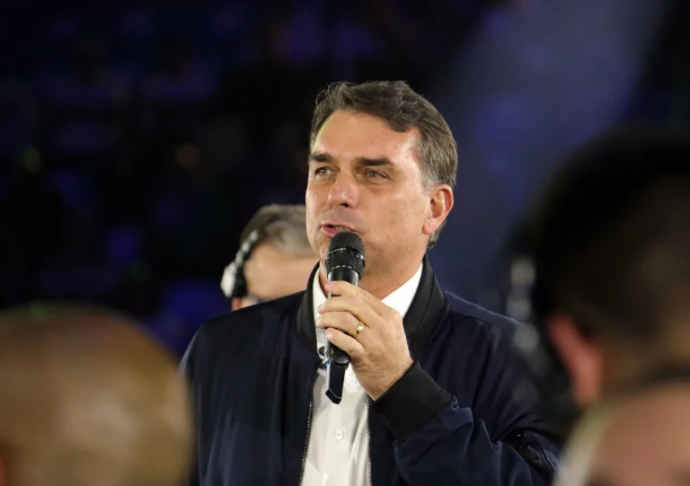 Campanha de Flávio Bolsonaro trava falas de aliados para evitar deslizes