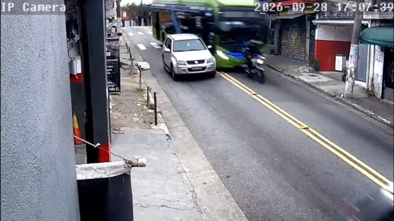 Vídeo: Ônibus perde freio, bate em veículos e atinge muro de escola em SP