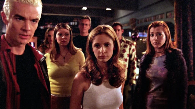 Astros de “Buffy” se reencontram no palco do Emmy após 30 anos; veja