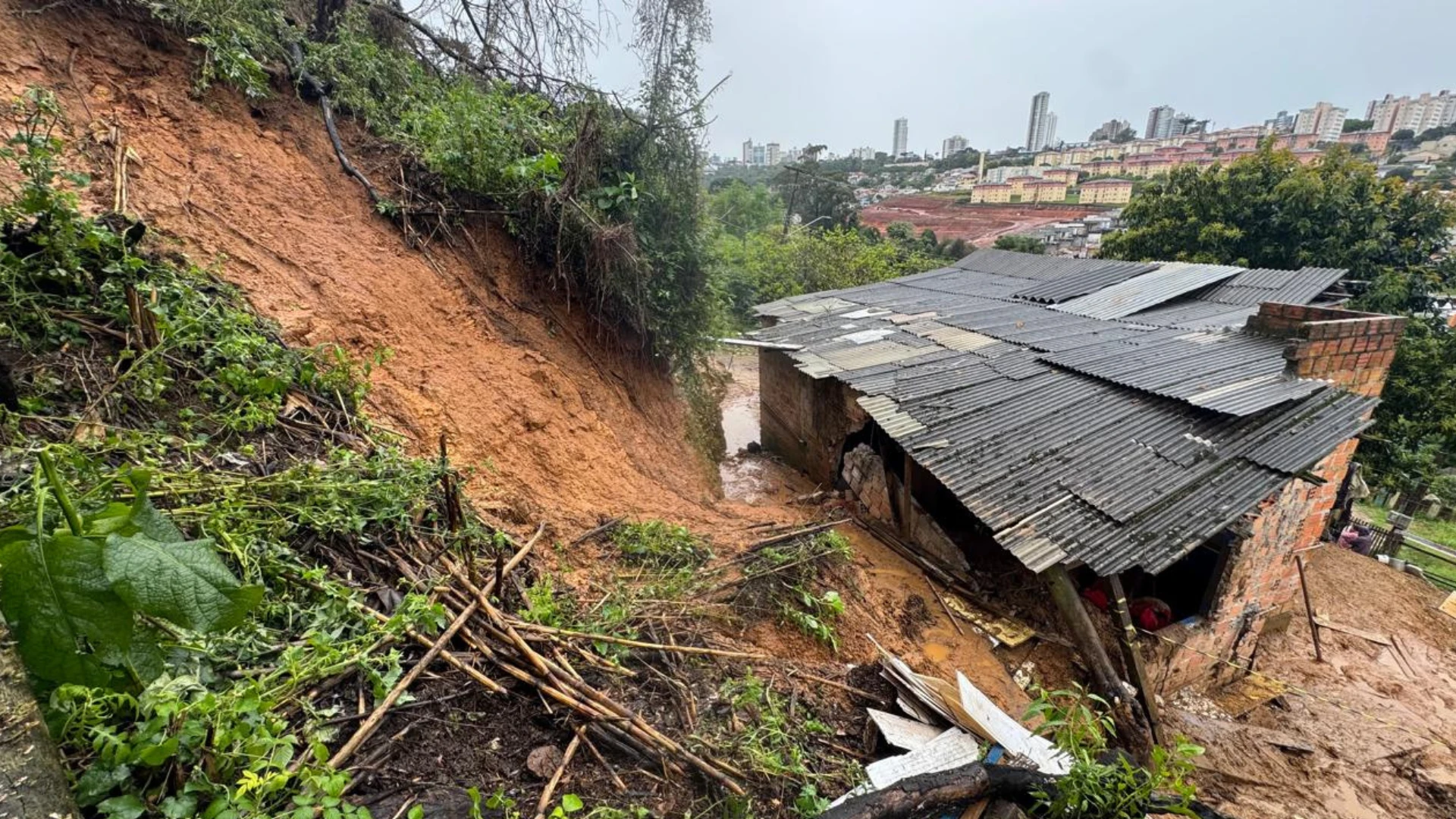Sobe para quatro o número de mortos em decorrência das chuvas no Paraná