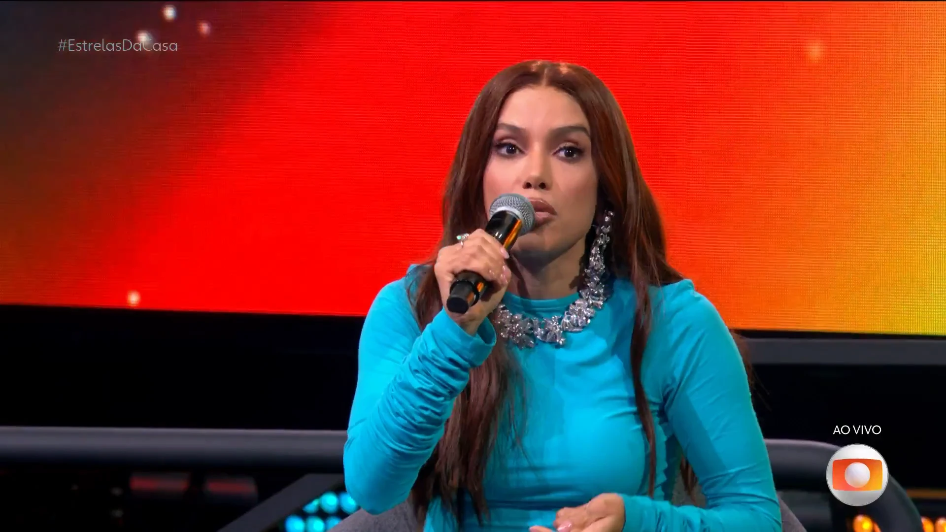 Anitta dá bronca ao vivo após ser interrompida no 