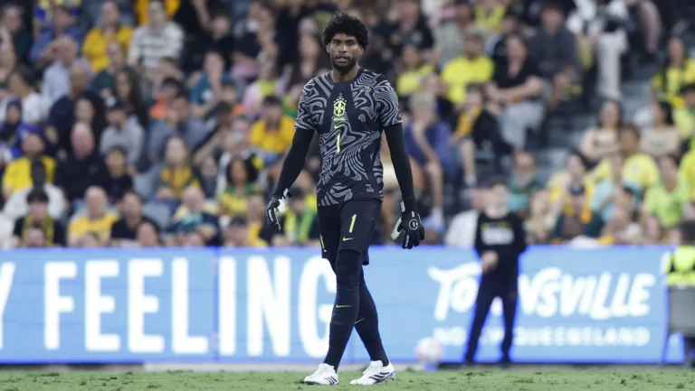 Falha? Torcida se divide após reação de Hugo Souza no gol da Austrália