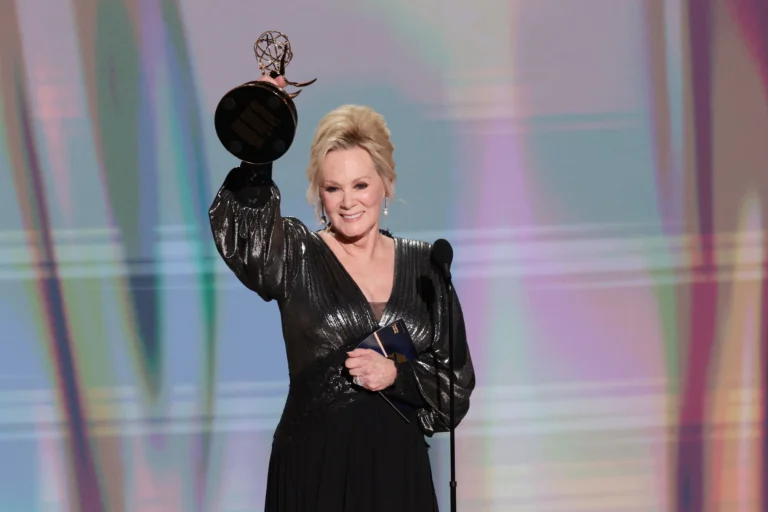 Jean Smart vence prêmio de Melhor Atriz no Emmy e quebra recorde