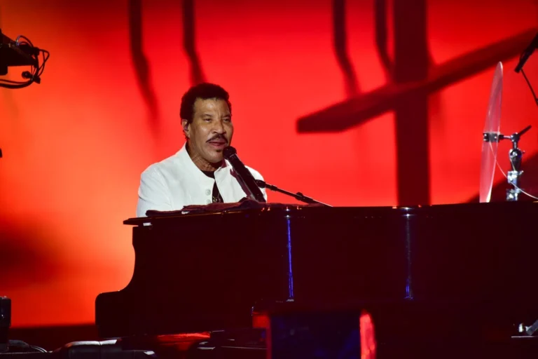 Lionel Richie recebe alta após três dias de internação