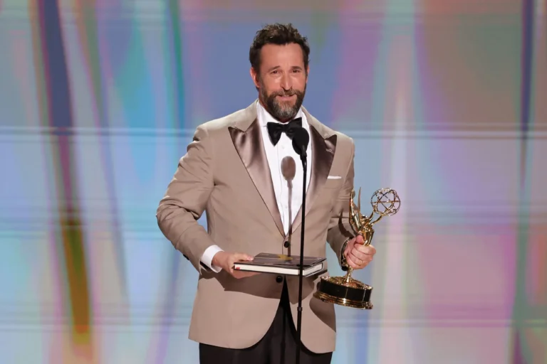 Noah Wyle classifica vitória no Emmy de Melhor Ator como “avassaladora”