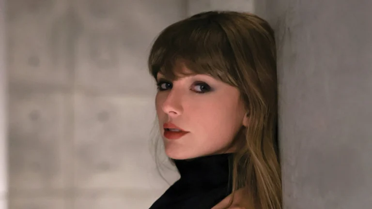 Taylor Swift lança versão estendida de “The Life of a Show Girl”; ouça