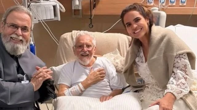 Carlos Alberto de Nóbrega tem alta hospitalar nesta sexta-feira (23)