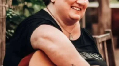 Cantora famosa morre aos 48 anos após anos de luta contra câncer raro