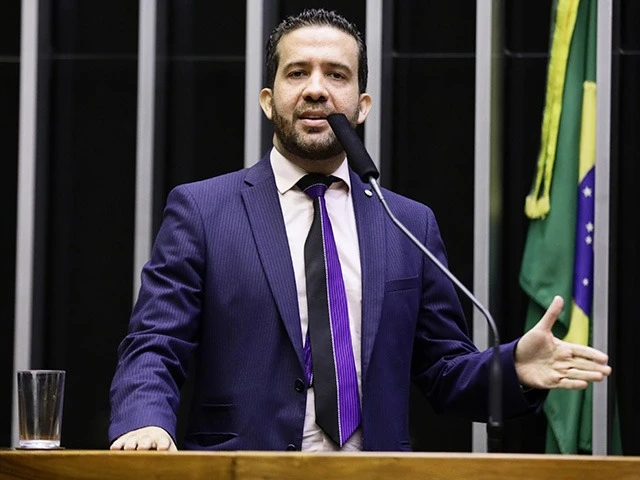 Janones diz que cumprirá exigências do TSE para reativar “Exército de Lula”
