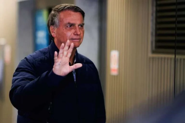 Jair Bolsonaro teve taquicardia e dificuldade para respirar na última semana, diz boletim