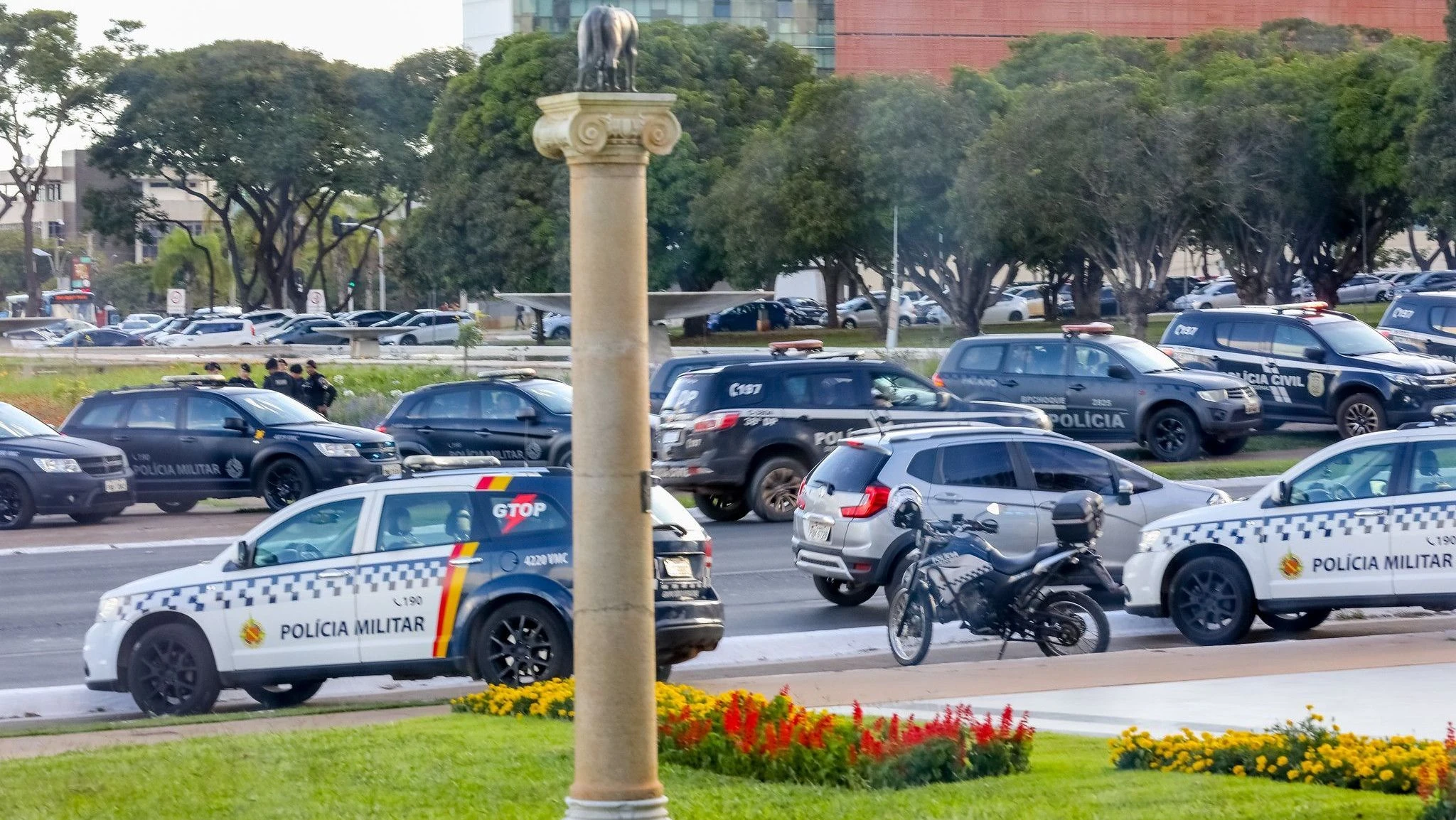 Homem é detido por xingar PM em frente à casa de Jair Bolsonaro