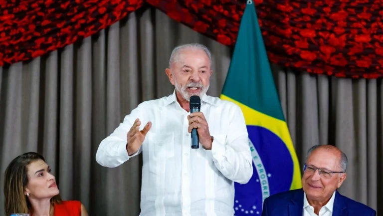PoderData/Aya: 50% desaprovam governo Lula; 44% aprovam