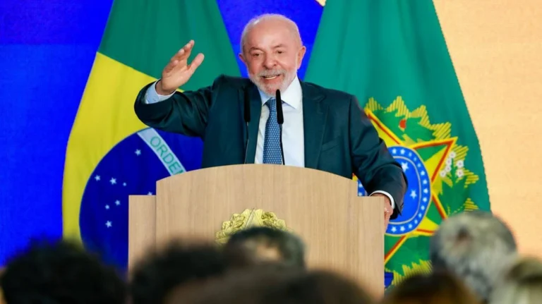 Lula participa hoje de promulgação da PEC da 6×1 e retoma atos de campanha