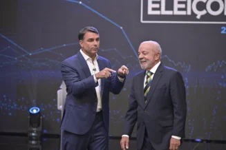 Globo limita espaço de Flávio e Lula no estúdio em último debate; entenda