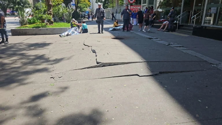 Explosão de bueiro deixa três feridos na avenida Paulista
