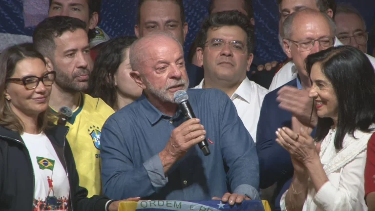 Lula avalia bancada no Senado antes de definir ministros