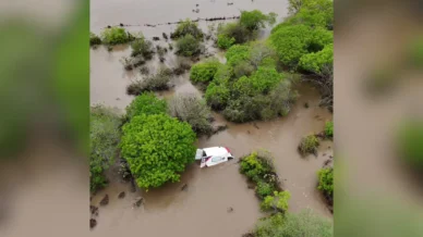 Ambulância fica debaixo d'água após fortes chuvas na Bahia; veja vídeo