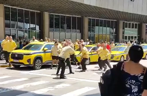 Taxistas do RJ trocam socos e agressões no Galeão após troca de ponto
