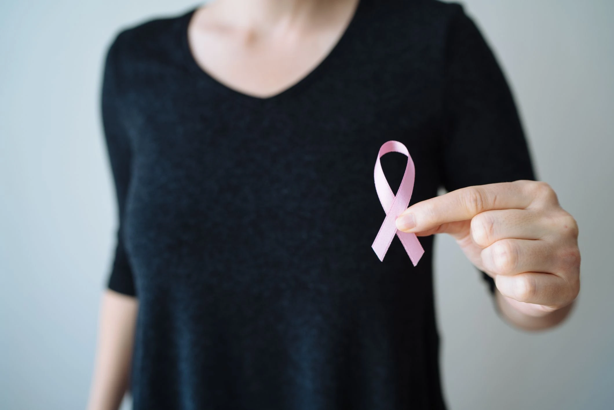 Outubro Rosa no trabalho: veja os direitos das mulheres com câncer de mama