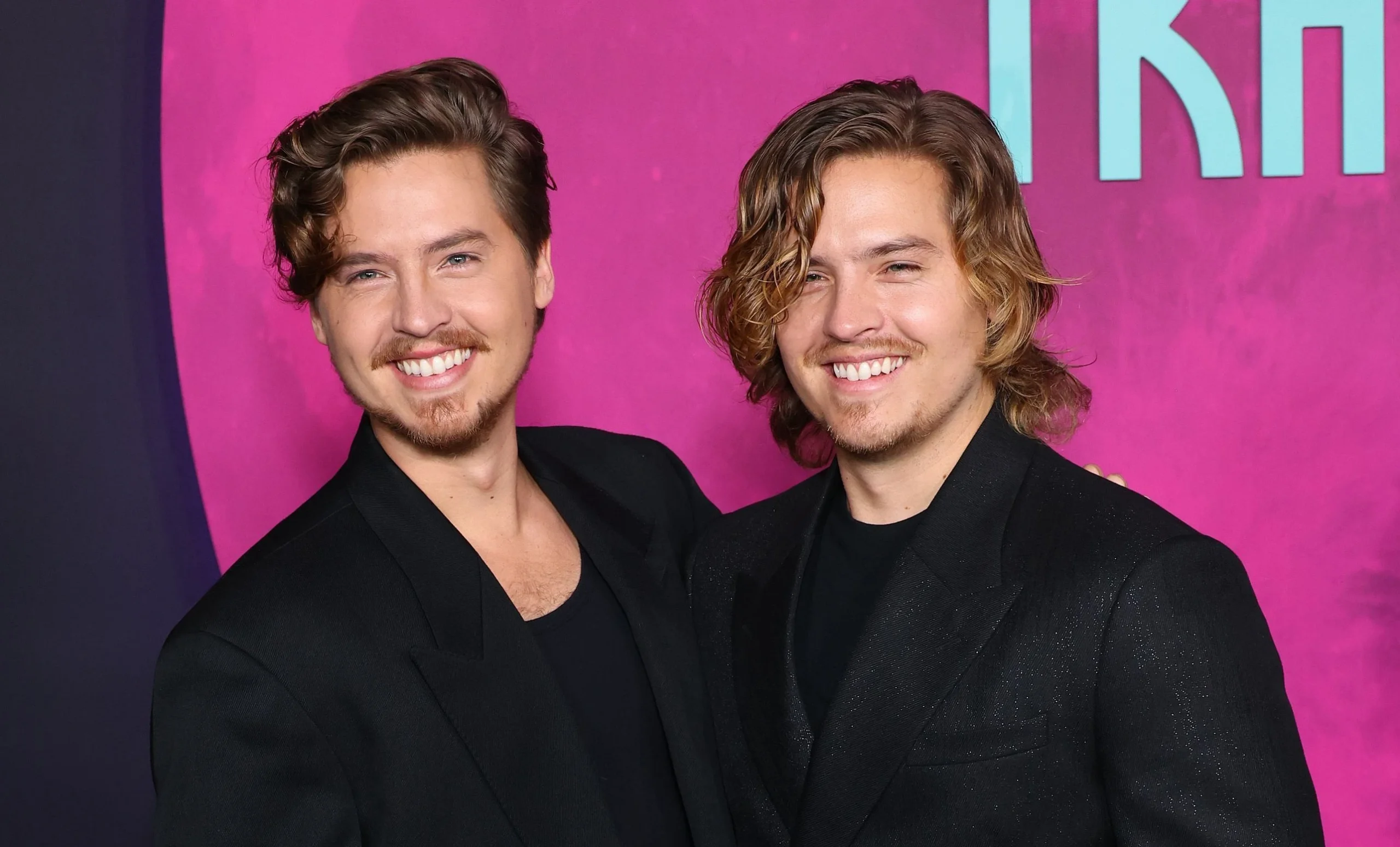 Cole Sprouse é confundido com irmão: 