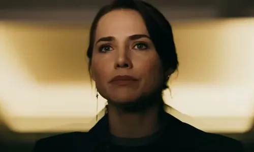 Quem Ama Cuida: Adriana tem ataque psicótico e destrói Diná