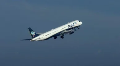 Avião da Azul retorna ao Galeão após problema técnico em voo