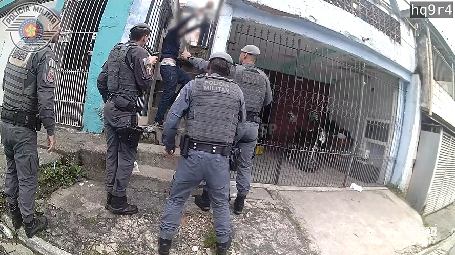 Homem é preso pela PM após agredir mulher e tentar fugir pelo telhado em SP