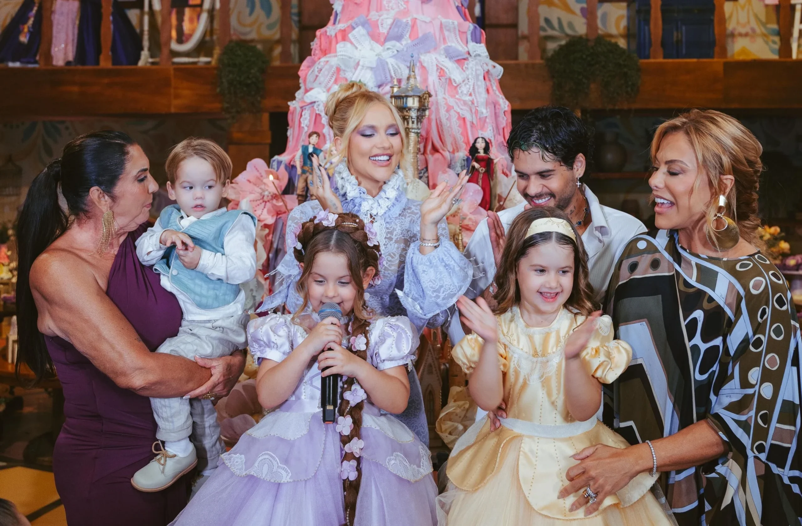 Virginia mostra detalhes de festa e parabeniza a filha: 