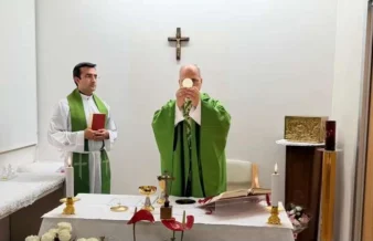 Vaticano divulga primeiras fotos do Papa após internação; veja